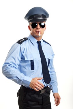 Polis güneş gözlüğü ile sigara teşkil etmektedir.