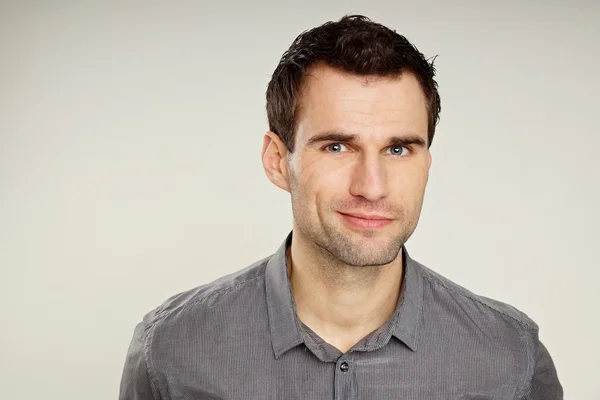 Hombre de negocios guapo en camisa gris — Foto de Stock