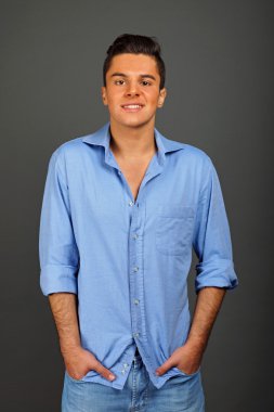 Mavi gömlekli yakışıklı işadamı