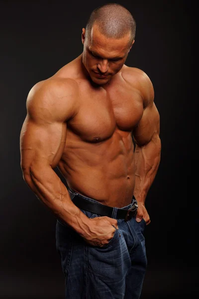 çıplak kaslı adam