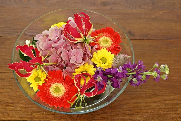 Hermosas flores en el jarrón — Foto de Stock