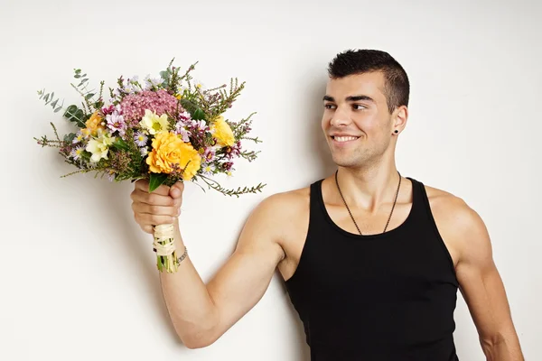 Mann hält Blumenstrauß in der Hand — Stockfoto