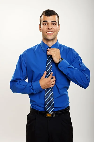 Επιχειρηματίας ρυθμίζει μια γραβάτα — Φωτογραφία Αρχείου