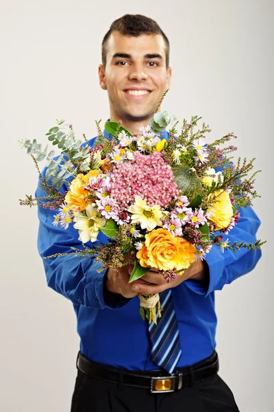 Бізнесмен показує букет квітів — стокове фото