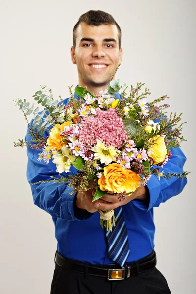 Empresario muestra ramo de flores —  Fotos de Stock