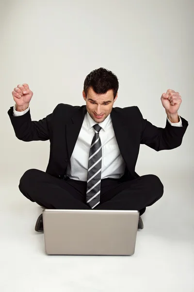 Empresário com laptop celebrando o sucesso — Fotografia de Stock