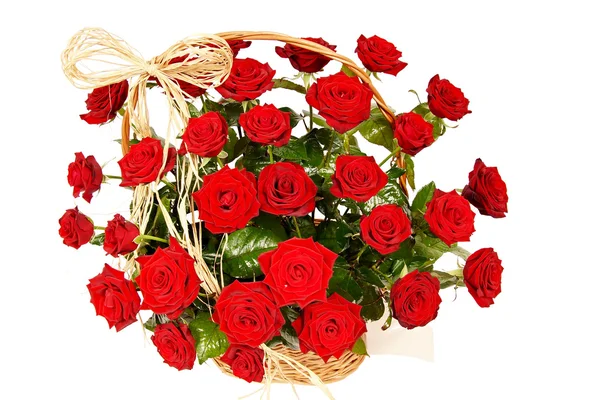 Hermosas rosas rojas en una cesta — Foto de Stock