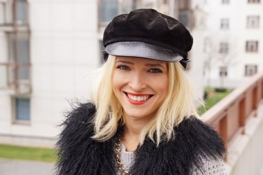 Genç çekici kadın.