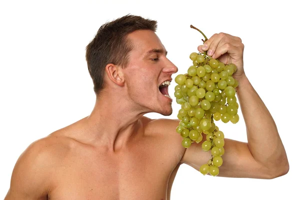 Üzümleri yiyor atletik erkek