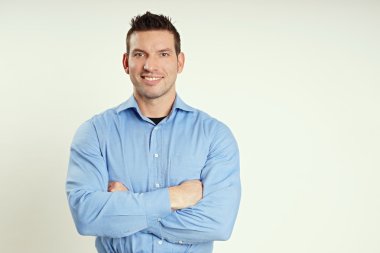 mavi gömlekli genç adam