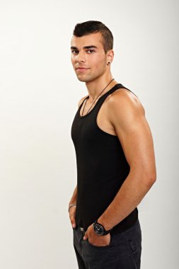 Genç adam siyah fanila