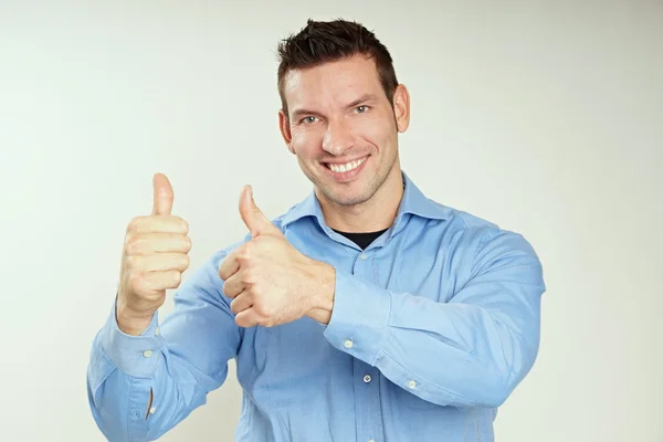 Sorrindo homem gestando polegares para cima sinal — Fotografia de Stock