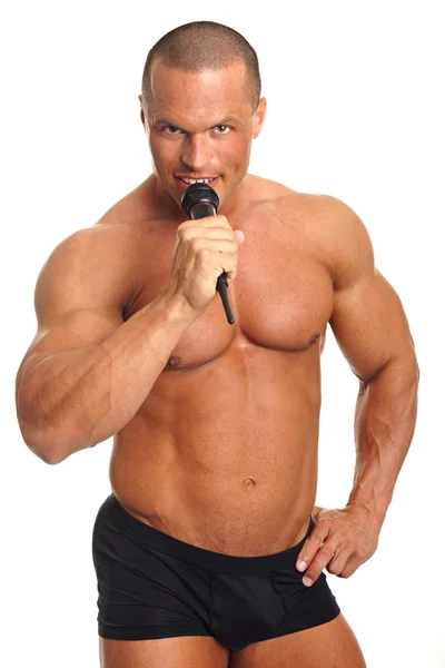 Karaoke ile atletik adam gömleksiz