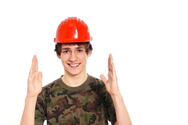 Koruyucu kask içinde gülümseyen adam