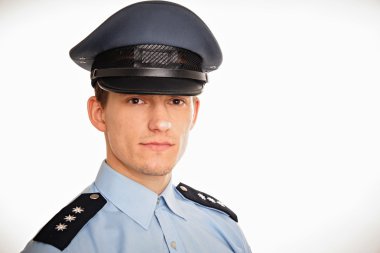 Genç gülümseyen polis memuru