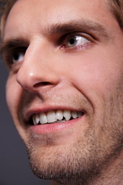 Dişlek gülümseme ile yakışıklı adam