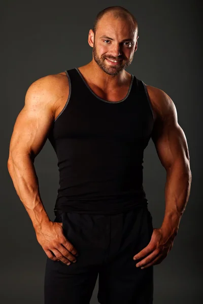 Siyah tişörtlü kaslı adam