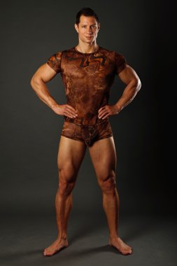 Düşünme genç kaslı adam