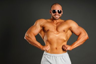 Kaslı vücudu kaslı adam gösterir