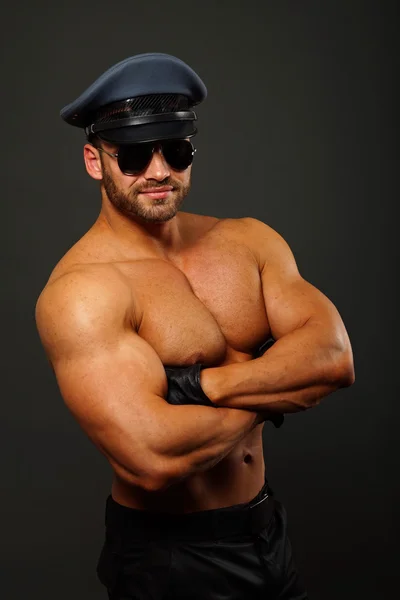 Genç atletik adam gömleksiz