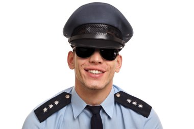 Genç gülümseyen polis memuru güneş gözlüğü