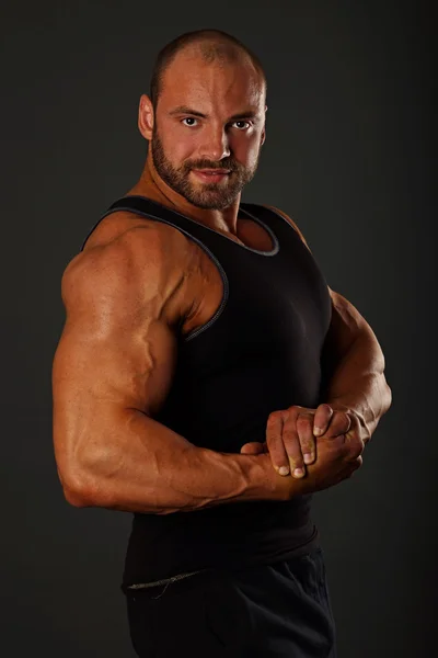 Piękny muskularny mężczyzna — Zdjęcie stockowe