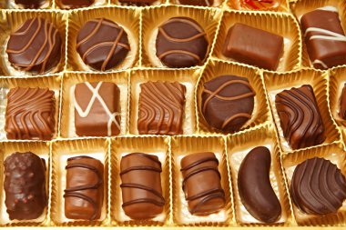 Bir kutu içinde lezzetli çikolata şekerleme