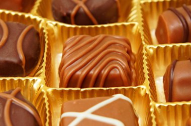 Bir kutu içinde lezzetli çikolata şekerleme