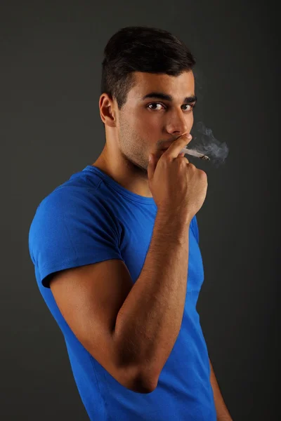 L'homme fume une cigarette — Photo