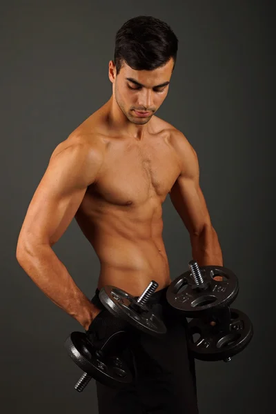 Atleta hombre ejercicios con mancuernas —  Fotos de Stock