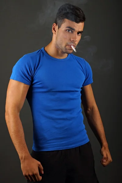Człowiek pali papierosa — Zdjęcie stockowe