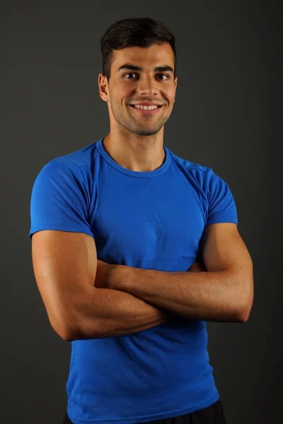 年轻的男人微笑着一件蓝色衬衫 — 图库照片