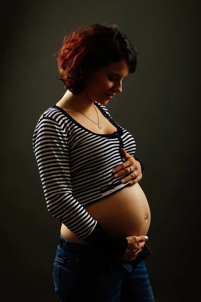 Mulher grávida acariciando sua barriga — Fotografia de Stock