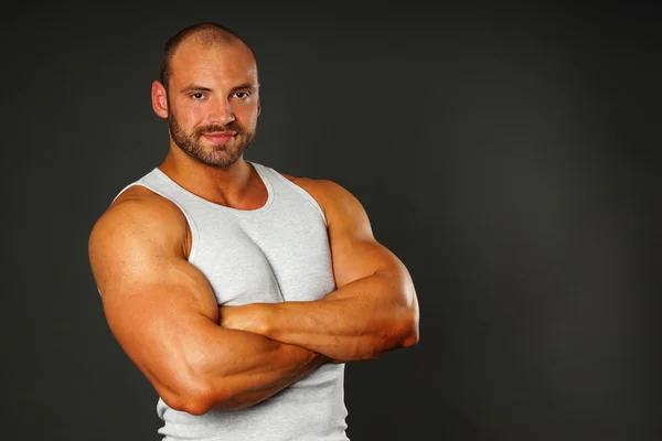 흰 셔츠에 근육 질의 남자 — 스톡 사진
