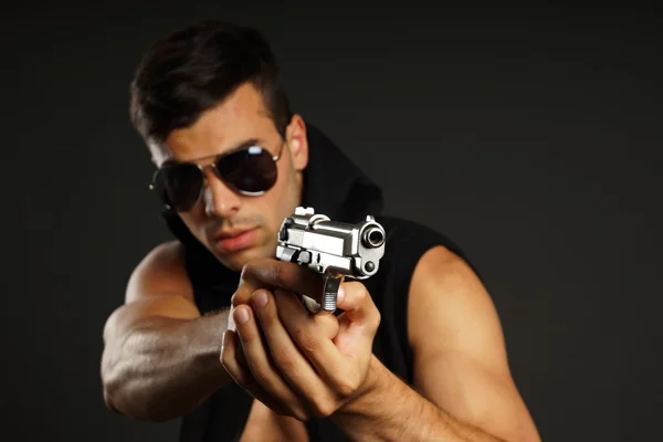 Mladý muž míří pistolí v ruce — Stock fotografie