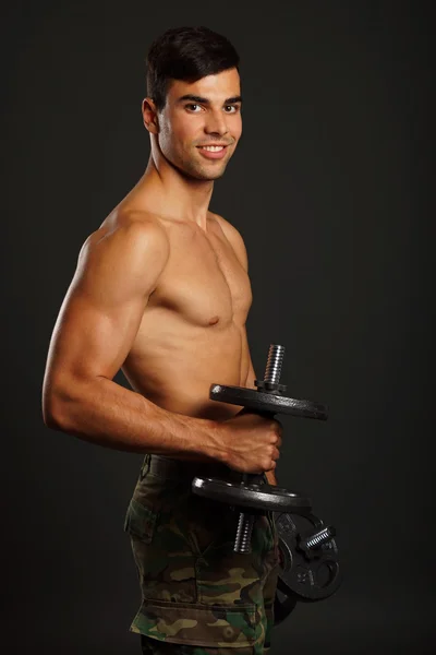 Ejercicios de hombre con mancuernas — Foto de Stock