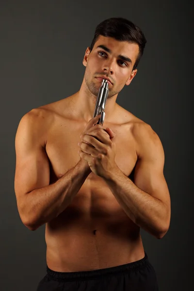 Düşünen adam onun dudağında bir silahla