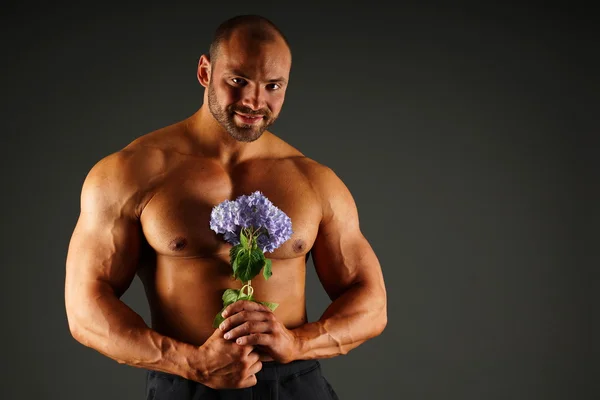 Muskulöser Mann mit Blume — Stockfoto