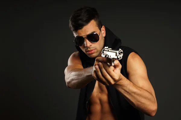 젊은 남자 손에 총을 가리키는 — 스톡 사진
