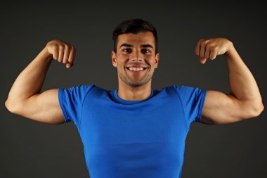 yakışıklı kaslı adam