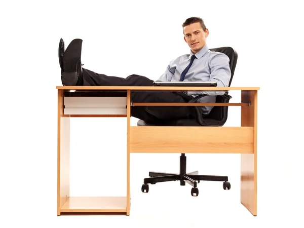 Jovem empresário relaxante no trabalho — Fotografia de Stock