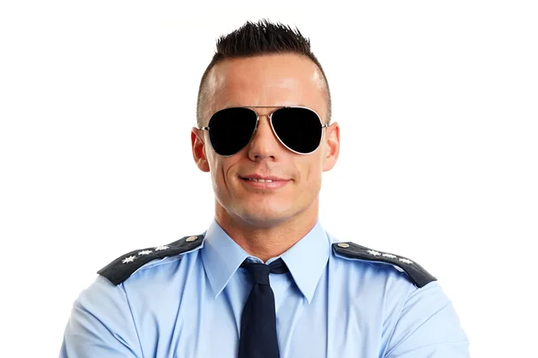 Χαμογελώντας αστυνομικός με τη στολή με γυαλιά ηλίου — Φωτογραφία Αρχείου