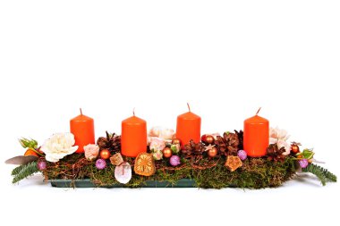 Turuncu mumlar ile Advent dekorasyon