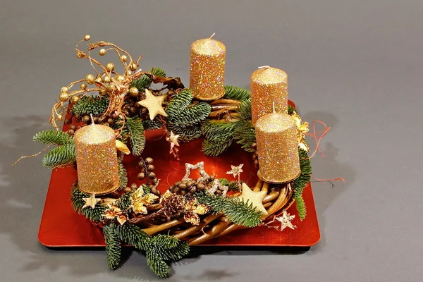 Kerstdecoratie met vier gouden kaarsen — Stockfoto