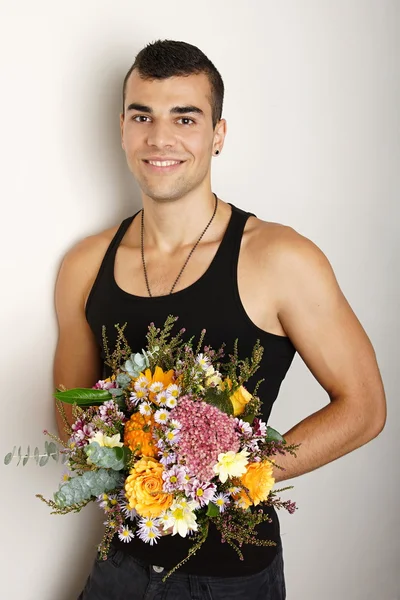 Człowiek posiada bukiet kwiatów — Zdjęcie stockowe