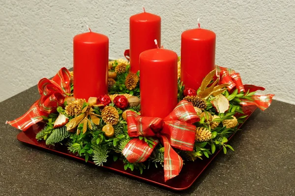 Kırmızı mumlu sarı çelenk.