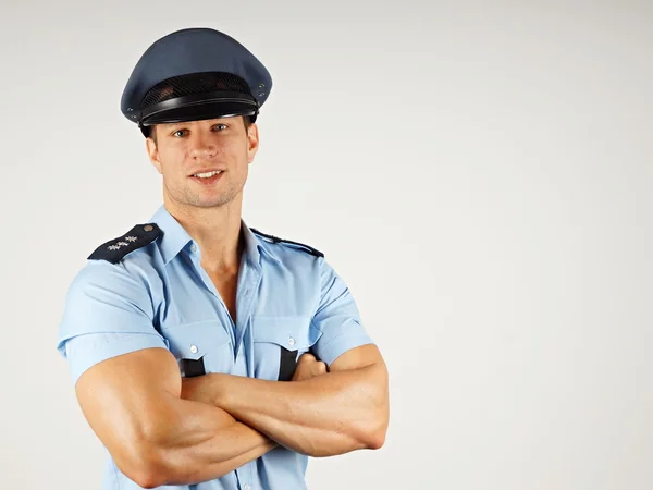 Jovem policial sorridente — Fotografia de Stock