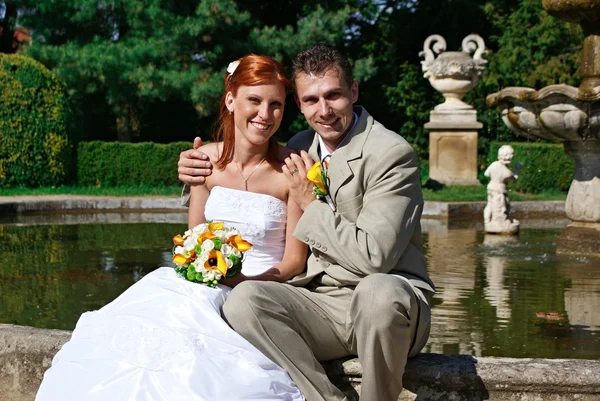 Jeune mariée souriante et marié — Photo