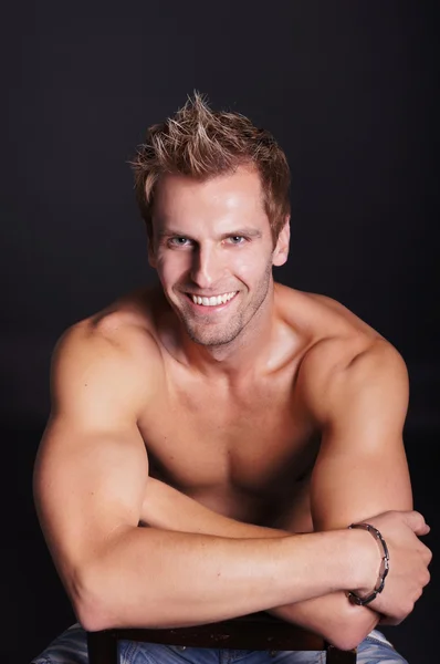 gülümseyen genç adam