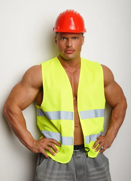 Trabajador en casco con las manos en las caderas —  Fotos de Stock